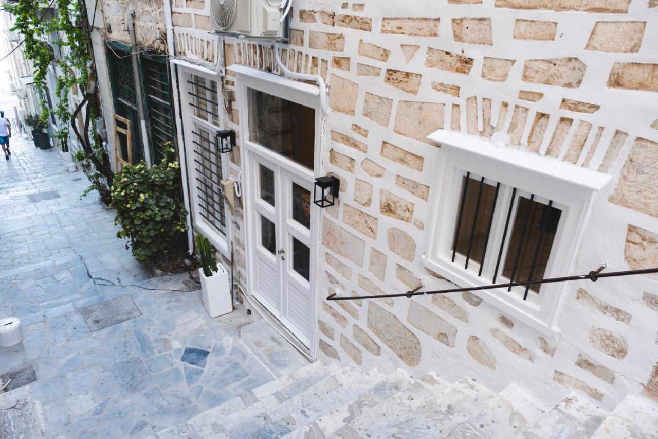 Hayes Syros Apartment