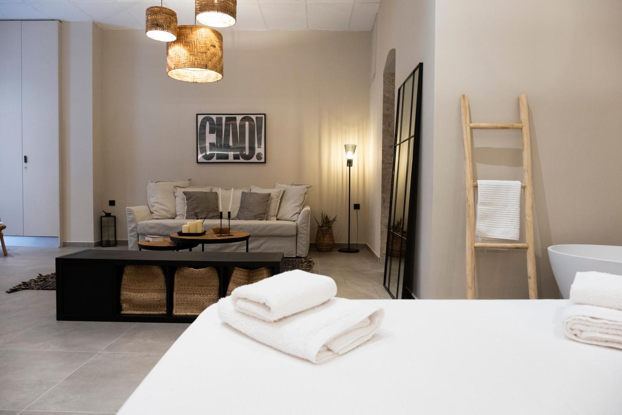 Hayes Syros Apartment *